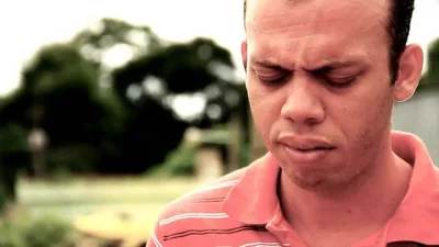 Morre Gederson, cantor que viralizou desafinado com clipe de Getsêmani