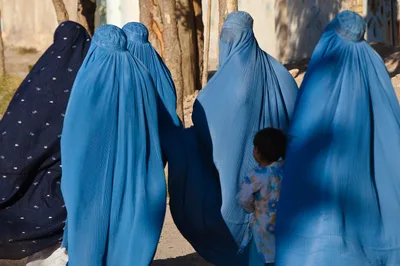 Talibã proíbe mulheres de frequentar parques e academias