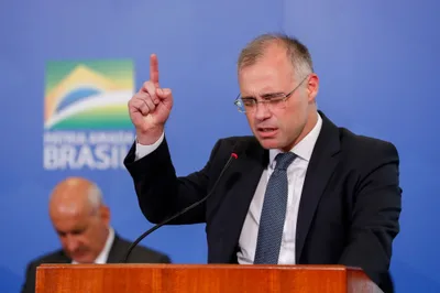 Ministro da Justiça ora pela família em culto de ação de graças no Planalto