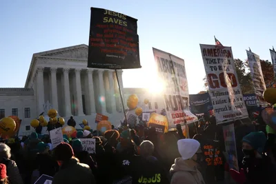 Suprema Corte dos EUA revoga precedente e criminaliza o aborto