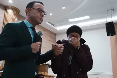 Pastor se mobiliza para salvar fiel endividada com agiotas e emociona nas redes sociais