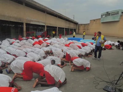 Mais de 600 detentos são batizados em um mês e relatam "avivamento na prisão"