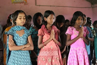 Meninas são amarradas por vários dias após conversão: “É difícil, mas queremos Jesus”