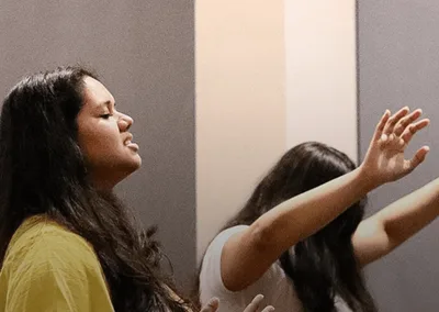 Mulher é curada de eczema após convite para ir ao altar de igreja