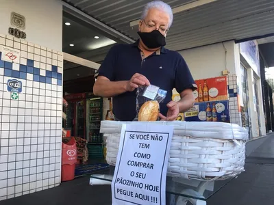 Padeiro doa pães durante a pandemia com mensagens da Bíblia: "Deus nos sustenta"