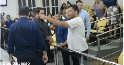 Vídeo: Aos gritos, homem invade culto e diz que pastor da Assembleia de Deus “saiu” com sua esposa