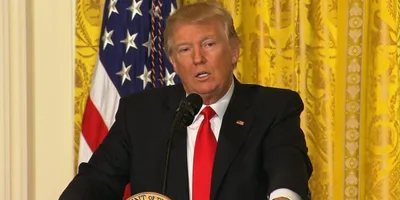 Trump assina ordem de liberdade religiosa: "Pessoas de fé não podem ser intimidadas"