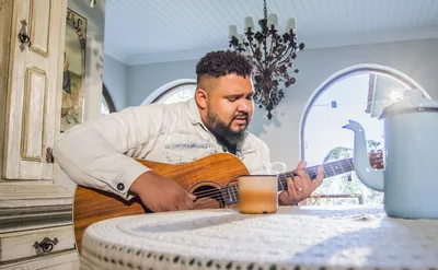 Israel Salazar apresenta o álbum "Ao Orar 2" e novo clipe