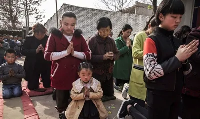 China obriga igrejas a trocarem 10 Mandamentos por citações do presidente Xi Jinping