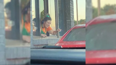 Atendente do Starbucks ora por cliente e inspira: "Ousadia na fé"