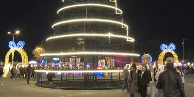 Cristãos acendem árvore de Natal na capital da Síria em meio a tomada de grupo islâmico