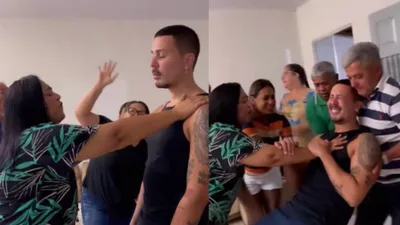 Pregadora tenta derrubar Carlinhos Maia “no espirito” mas ele cai na gargalhada