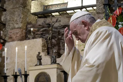 Papa exorta Vaticano contra "posições ideológicas rígidas" após "bênção" LGBT