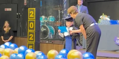 Menino com síndrome agradece a Deus em formatura na escola: \"A Ele toda honra\"