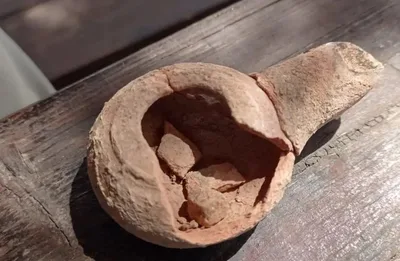 Lâmpada de óleo samaritana é descoberta por arqueólogos no Monte Gerizim