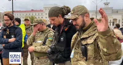 Ucranianos se unem em praça de Kherson para orar e agradecer: "O Senhor nos ajudou"