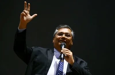 Censura: Dino diz que STF e governo vão regular internet na marra