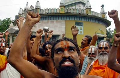 Hindus radicais invadem culto e espancam cristãos em igreja