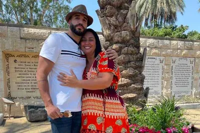 Mãe de Leonardo Sale inaugura culto em casa