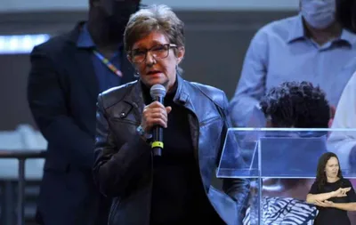Em evento com a presença de Lula, professora diz que igrejas fazem parte de máfia