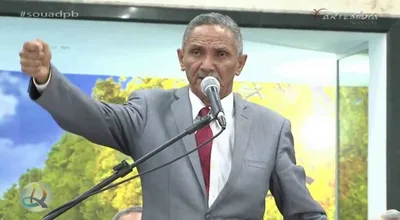 Pastor José Carlos proíbe políticos de subirem no altar da igreja