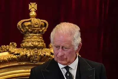 Charles III diz que ora para ser guiado pelo Deus Todo-Poderoso