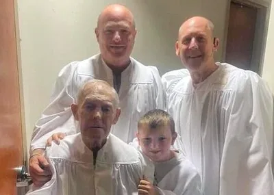 Avô, filho e neto são batizados juntos, gerando emoção
