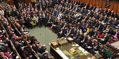 Deputados esquerdistas pedem fim de oração no Parlamento britânico por ser \"ultrapassada\"