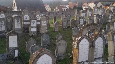 Cemitérios judaicos são depredados e pichados com suásticas, na França