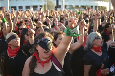 Marcha feminista é liberada, mas igrejas sofrem restrições na Espanha