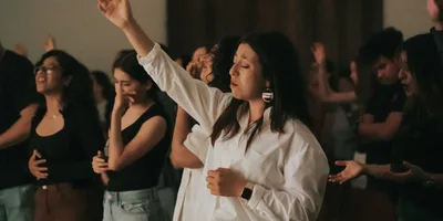 9 em cada 10 cristãos praticantes relatam respostas milagrosas à oração, diz pesquisa
