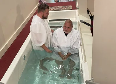 Pastor perdoa pai que o abandonou na infância e o batiza nas águas