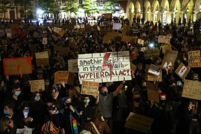 Feministas invadem igrejas na Polônia depois de decisão proibindo aborto