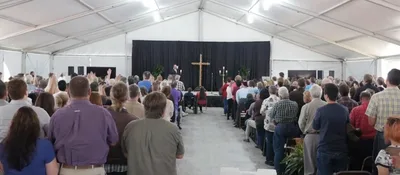 Igreja realiza seu primeiro culto após tiroteio e centenas comparecem: "Escolhemos a vida"