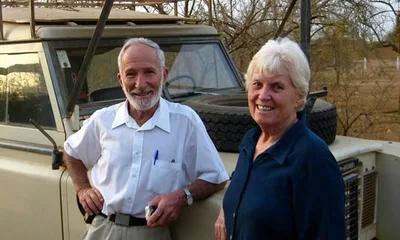 Missionária de 80 anos de idade é liberta em Burkina Faso, mas seu marido continua preso