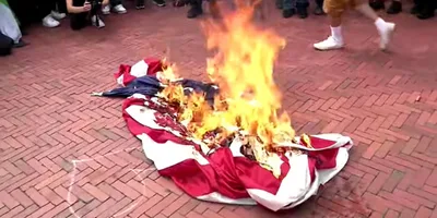 Manifestantes pró-Hamas queimam bandeira americana e hasteiam da Palestina em Washington