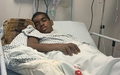 Mãe de Kaiky Mello mostra cantor reaprendendo a mastigar