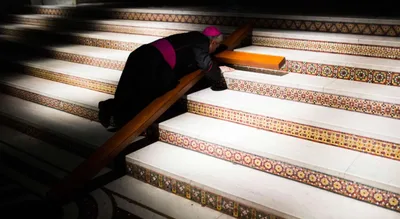 Padres e bispos abusaram sexualmente de 215 mil crianças na França