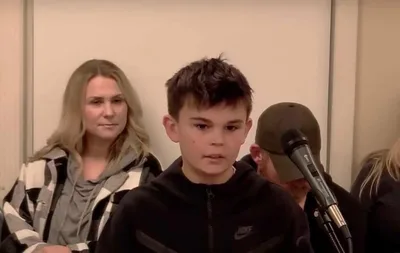 Menino confronta a diretoria da escola sobre livro "pornográfico" na biblioteca