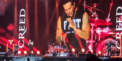 Em show, vocalista da banda Creed fala sobre superação de alcoolismo: ‘Deus me ajudou’