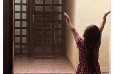 Criança ora para Jesus parar a chuva e resultado surpreende