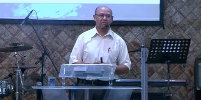 Mulher acusa pastor de tê-la abusado dentro da igreja quando era criança