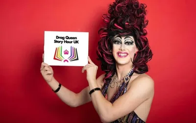 Turnê com drag queen em escolas causa protestos nos EUA