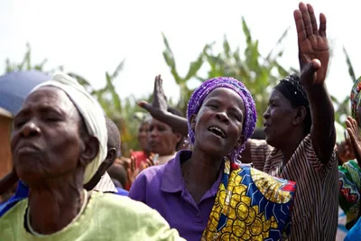 Após ganhar Bíblias no próprio idioma "tembo", tribo africana comemora conquista | Notícias Gospel