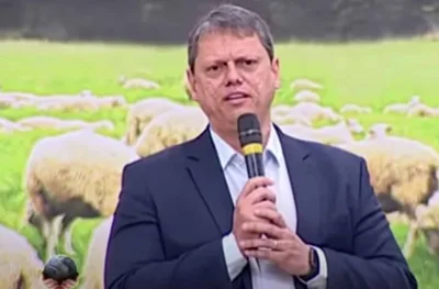 Tarcísio de Freitas é alvo de atentado em visita a comunidade