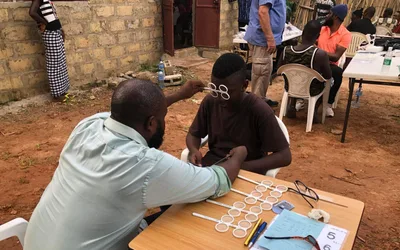 Missionários levam óculos para a população da Gâmbia