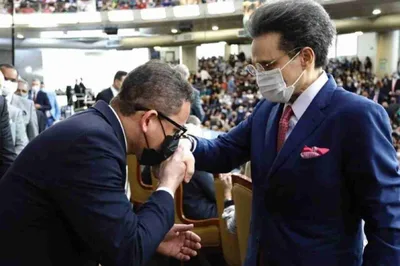 Por que Cezinha beija a mão do bispo Samuel Ferreira?