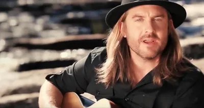 Ex-cantor de rock viciado em álcool se torna líder de adoração