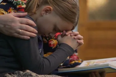 Menina maltratada por mãe alcoólatra é adotada por família cristã: "Me apresentaram a Jesus" | Notícias Gospel