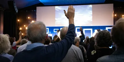 Estudo: Pessoas engajadas em suas igrejas possuem menor nível de estresse e solidão